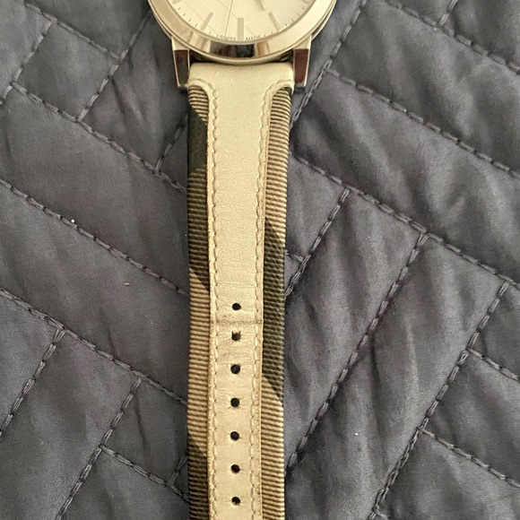 Women’s Burberry Watch - Authentic - Picture 4 of 6
